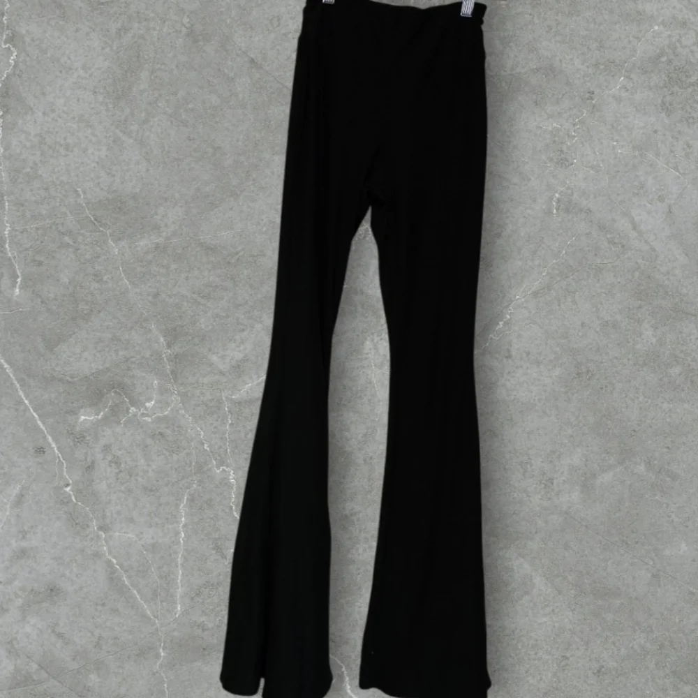 ▪️No Boundaries Black Bell-bottom Pants Sz 3/5 - Picture 1 of 2